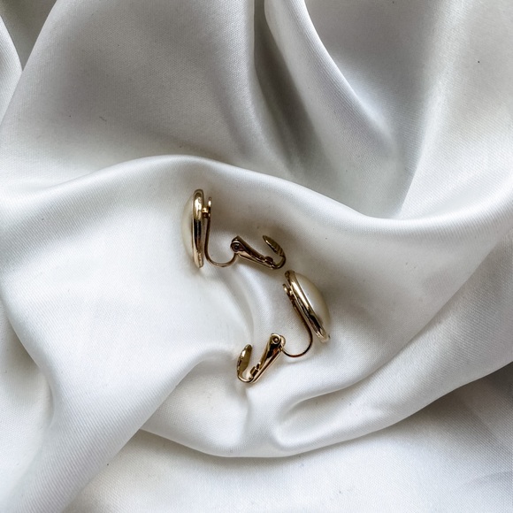 Vintage 1950s Gold Framed Faux Pearl Clip Earrings - Picture 6 of 7